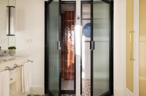 eine Dusche mit Glastüren im Bad in der Unterkunft The Onsider - Penthouse 3 Bedroom Apartment - Paseo de Gracia in Barcelona