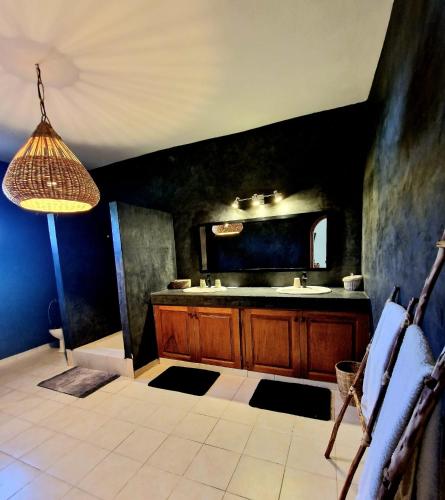 a bathroom with a sink and a mirror at Ginger Villa Somone in Somone