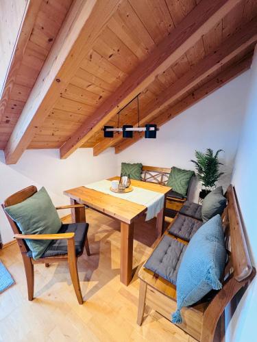 a dining room with a wooden table and chairs at Ferienwohnung Alpenglühen in Sonthofen