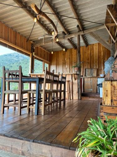 une terrasse couverte avec des chaises et une table ainsi qu'une cuisine dans l'établissement Yourte Nature / Gîte Saint Roch, à Tuchan