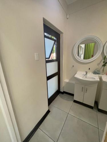 a bathroom with a sink and a mirror at Wilderness on Sea in Wilderness