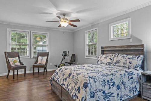 ein Schlafzimmer mit Bett und Deckenventilator in der Unterkunft Fisher's Cove in Cape Carteret