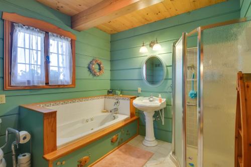 łazienka z wanną i umywalką w obiekcie Warm and Cozy Clayton Cabin Near St Lawrence River! w mieście Clayton