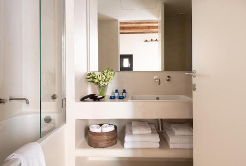 巴塞隆納的住宿－The Onsider - Luxury 2 Bedrooms Apartment in Port Vell，一间带水槽和镜子的浴室