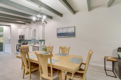 Una cocina o zona de cocina en Bright Jekyll Island Home with Deck Less Than 1 Mi to Beach