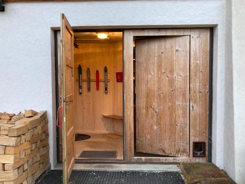 uma porta para uma garagem com esquis na parede em Marie Mont Blanc em Saint-Gervais-les-Bains