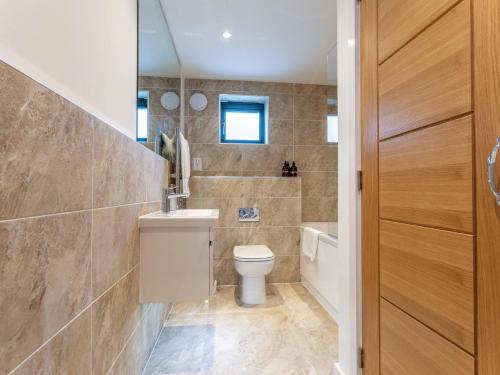 La salle de bains est pourvue de toilettes et d'un lavabo. dans l'établissement 4 bed in Westward Ho 77913, à Northam