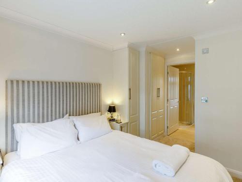 1 dormitorio con cama blanca y almohadas blancas en 2 bed property in Okehampton 86871 en Okehampton