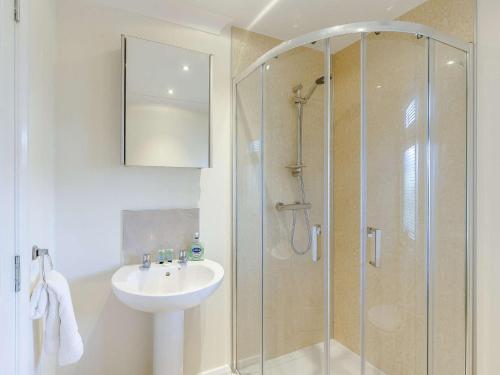 y baño con ducha acristalada y lavamanos. en 2 bed property in Okehampton 86871 en Okehampton