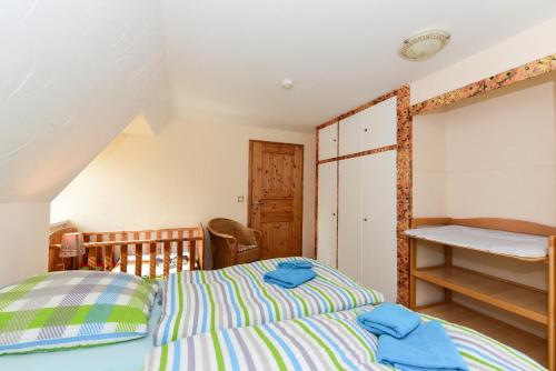 Schlafzimmer mit einem Bett und einem Holzschrank in der Unterkunft An der Löwenhöhle in Wyk auf Föhr