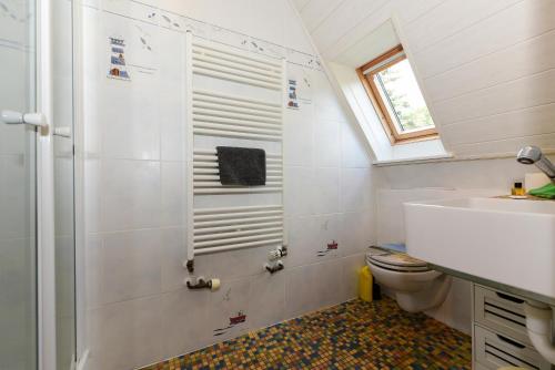 La salle de bains est pourvue d'une douche et de toilettes. dans l'établissement An der Löwenhöhle, à Wyk auf Föhr