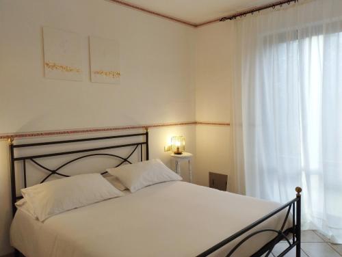 ein Schlafzimmer mit einem weißen Bett und einem Fenster in der Unterkunft Alloggio al 29 in Ronciglione