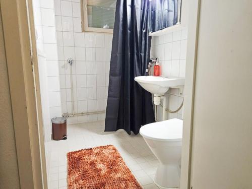 uma casa de banho com um WC e um lavatório em Arctic Foxy Studio em Rovaniemi