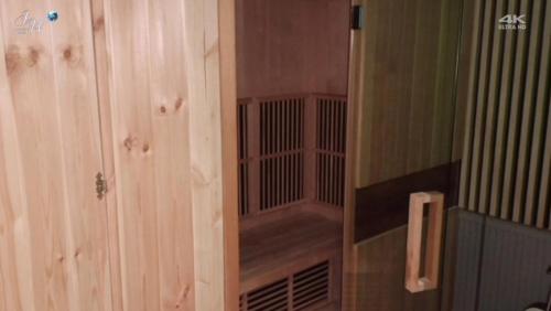 een kamer met een vogelkooi in een badkamer bij KochloChill in Ruda Śląska