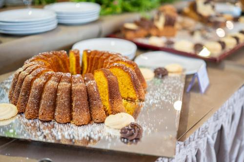 una torta forrada sentada sobre una mesa en Villaggio Torre Ruffa, en Capo Vaticano