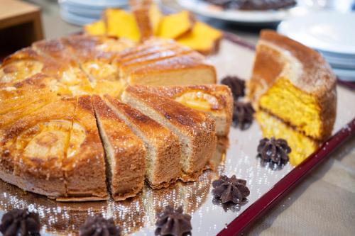 Un pastel sobre un plato con otros postres. en Villaggio Torre Ruffa, en Capo Vaticano
