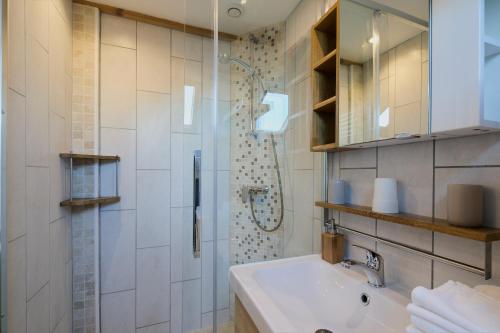 une salle de bain avec un lavabo et une douche dans l'établissement Bel appartement, mezzanine, calme, 2 coins bureaux - Home'ponopono, à Nantes