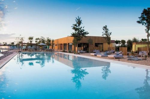 Poolen vid eller i närheten av Villa Marrakech piscine privée vue sur Golf&Atlas
