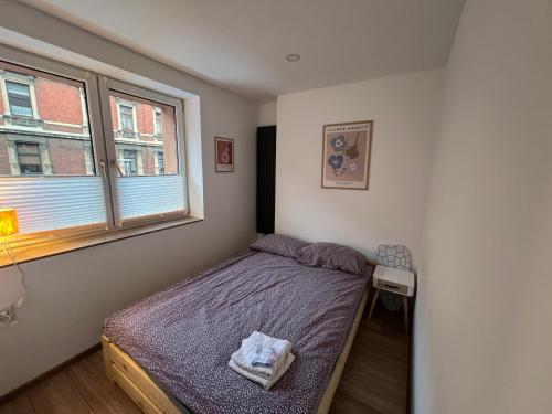 a small bedroom with a bed and a window at ApartamentsByMatyrafa-IV in Tarnowskie Góry