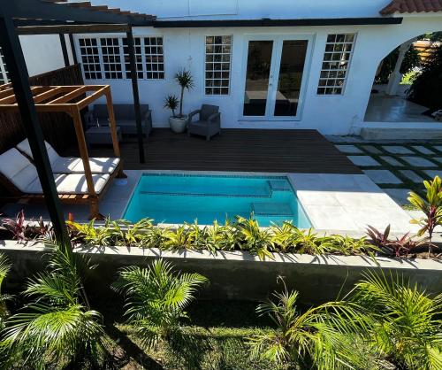 ein Pool vor einem Haus in der Unterkunft Villas Palmar in Aguadilla