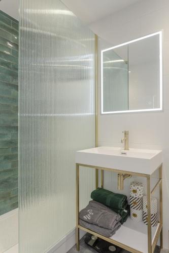 a bathroom with a sink and a mirror at 2 KING Beds Modern Refurb Flat - 10 min 2 London Bridge - Sleeps 6 in London