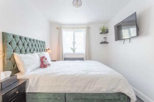 ein Schlafzimmer mit einem großen Bett und einem TV in der Unterkunft 2 Double Beds Modern Refurb Flat - 10 min 2 London Bridge in London
