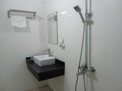 寧平的住宿－Tam Coc Village，一间带水槽和镜子的浴室