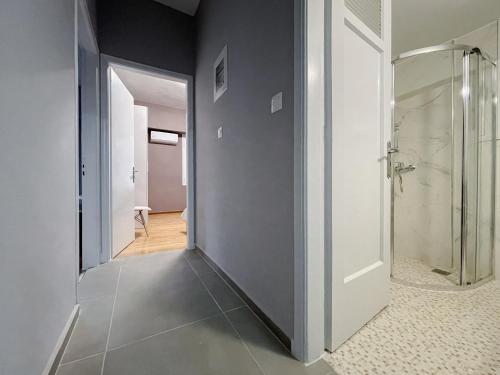um corredor com um chuveiro e uma porta de vidro em 4-bedroom Dream Apartment em Atenas