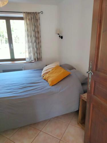 Postel nebo postele na pokoji v ubytování Chaleureux gîte situé en plein cœur des Bauges