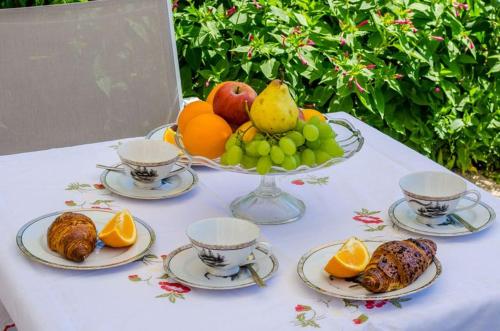 ein Tisch mit einem Teller Obst und einer Schale Obst in der Unterkunft Apartment Pavo in Dubrovnik