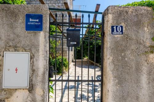 un ingresso a un cancello di un edificio di Apartment Pavo a Dubrovnik