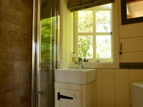 1 bed property in Benenden BT096 في Benenden: حمام مع حوض ونافذة
