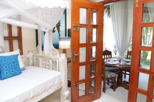 Χώρος καθιστικού στο Tembo Beach Cottage