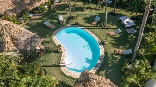 Vista sulla piscina di Surf Salvacion Boutique Hotel o su una piscina nei dintorni