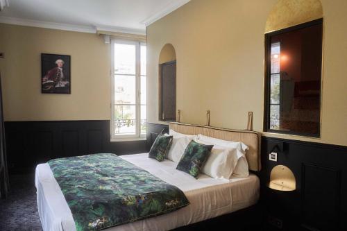 - une chambre avec un lit et 2 fenêtres dans l'établissement Maison Bayard, à Montpellier