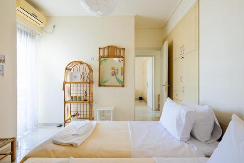 Postel nebo postele na pokoji v ubytování Zenios Rafina - Sea View Rental with Easy Access to the Islands