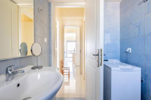 Koupelna v ubytování Zenios Rafina - Sea View Rental with Easy Access to the Islands
