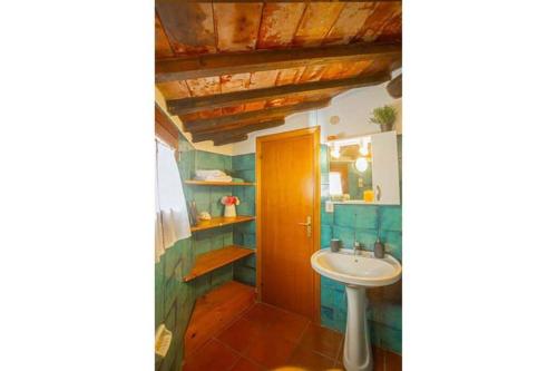 La salle de bains est pourvue d'un lavabo, de toilettes et d'un miroir. dans l'établissement Bellavista, à Campese