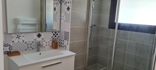 Ένα μπάνιο στο Appartement Escale Roz Pleine vue sur le Port