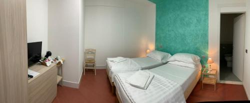 1 dormitorio con 1 cama blanca grande y escritorio en Locanda Ca'Vejo srl, en Megliadino San Vitale