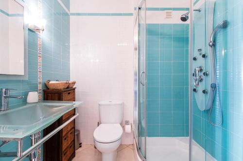 Un baño con inodoro, lavabo y ducha. en Sea Side Apartment by SIDE VILLAS, en Armação de Pêra