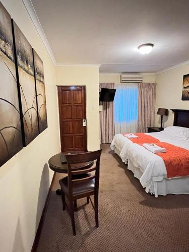 Postel nebo postele na pokoji v ubytování Limpopo Guest Manor