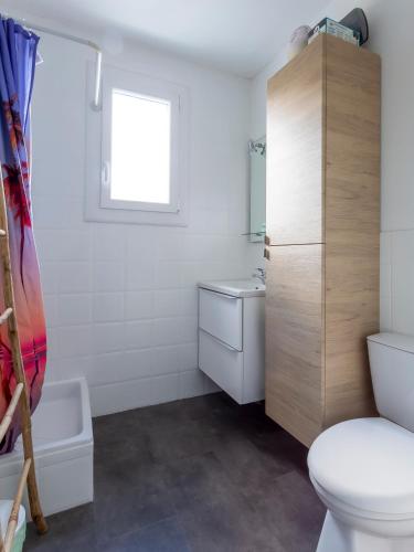 La salle de bains est pourvue d'un lavabo et d'une fenêtre. dans l'établissement Superbe appartement T2 proche mer avec parking, à La Grande Motte