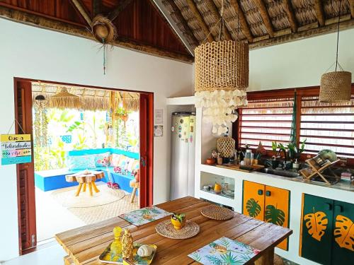 eine Küche mit Tisch und Esszimmer in der Unterkunft Casa Mandala - Pousada Icaraí Kite Village in Icaraí