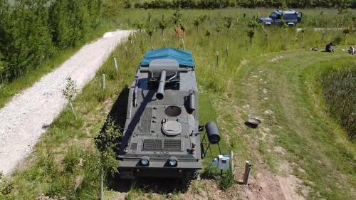 een trein is geparkeerd aan de kant van een weg bij The Tank in Friskney