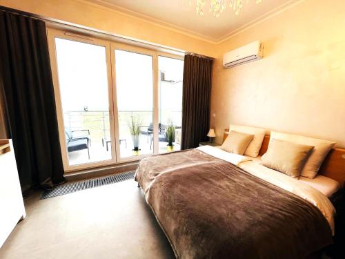 Ένα ή περισσότερα κρεβάτια σε δωμάτιο στο Royal Suite, 50 meters to Beach, 10th Floor, Panoramic View, Parking, Active & Spa