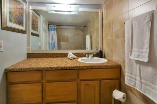 La salle de bains est pourvue d'un lavabo et d'un miroir. dans l'établissement Walk to Hallandale Beach Pool Holiday Retreat, à Hallandale Beach