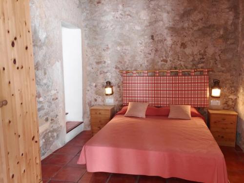 プンタ・グロッサにあるHoliday Home Finca Binimazochのベッドルーム1室(赤いヘッドボード付きのベッド1台付)
