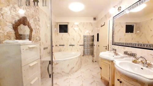 ein Bad mit einer Badewanne, einem Waschbecken und einer Dusche in der Unterkunft Studio with Terrace Near Prague Airport 