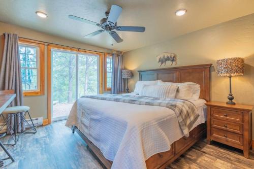 Schlafzimmer mit einem Bett und einem Deckenventilator in der Unterkunft Ponderosa Cabin in Hot Springs